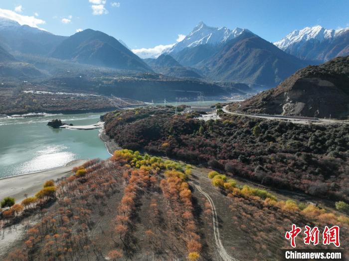 秋冬转换西藏雅鲁藏布大峡谷风光壮丽