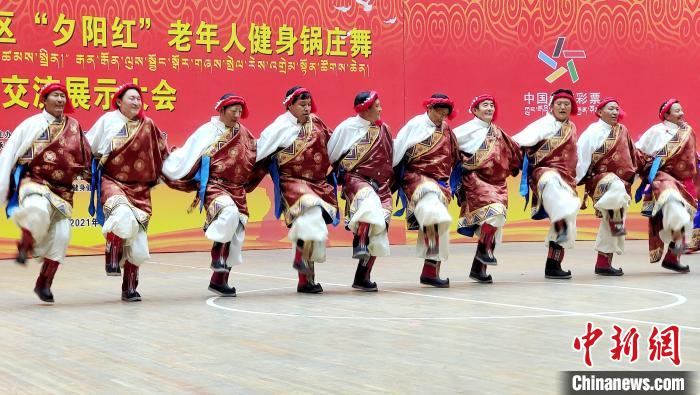 图为西藏老年舞蹈队齐跳传统锅庄舞。　贡桑拉姆 摄