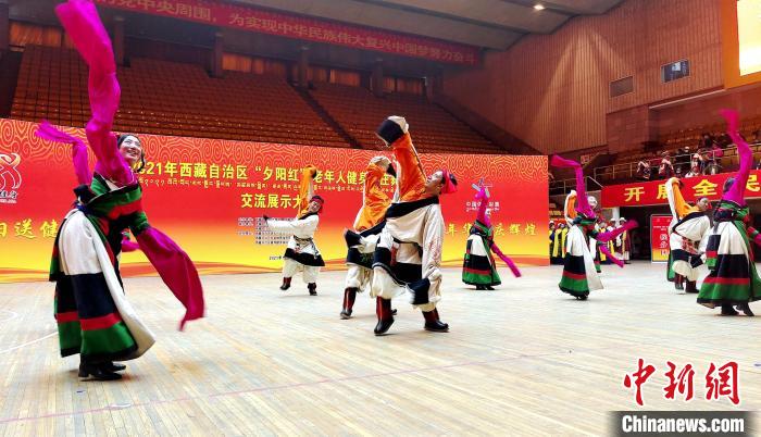 图为西藏老年舞蹈队齐跳传统锅庄舞。　贡桑拉姆 摄