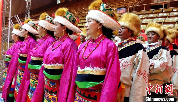 图为西藏老年舞蹈队在后台等待评委打分。　贡桑拉姆 摄