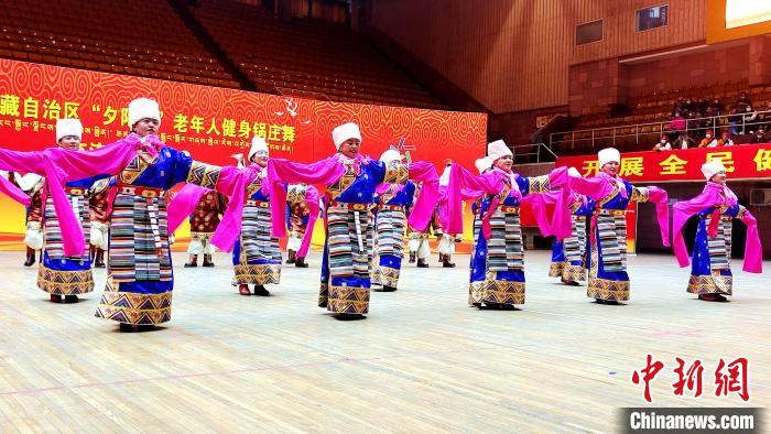 图为西藏老年舞蹈队伍齐跳传统锅庄舞。　贡桑拉姆 摄