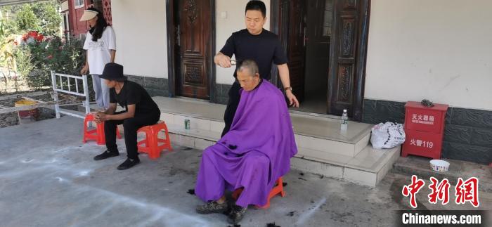 西藏林芝边境警察：别样“警”色暖重阳