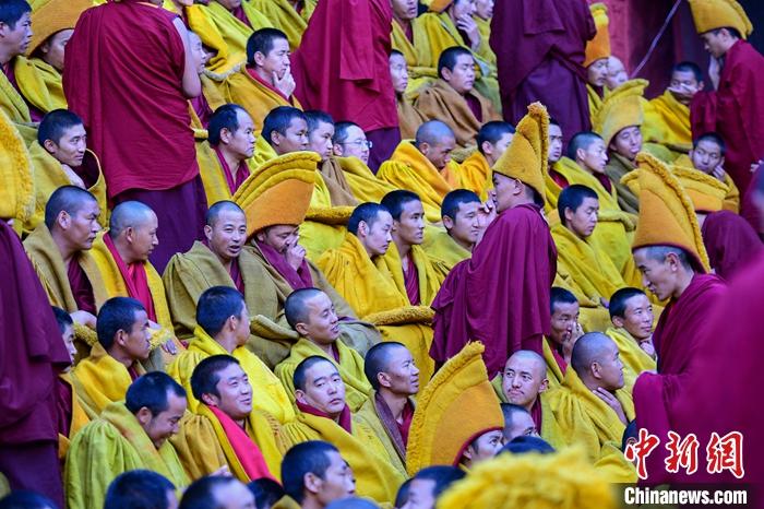 10月26日，班禅在扎什伦布寺参加“嘎钦”学位立宗答辩，图为扎寺僧人同时在多加大院辩经。<a target='_blank' href='http://www.chinanews.com/'><p  align=