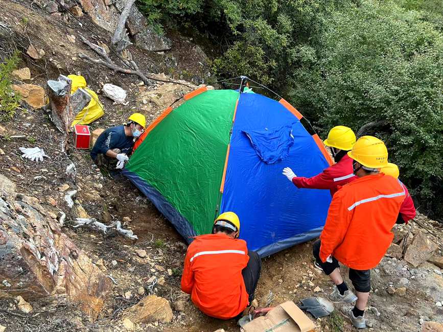 9月15日，电力施工人员正在施工点附近搭建暂居帐篷。白玛多吉摄