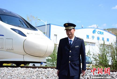 藏族火车司机“雪域天路”演绎“飞驰人生”