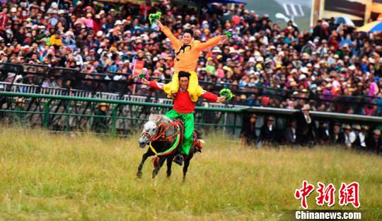 甘肃藏区玛曲举行格萨尔赛马节延续千年藏族传统文化