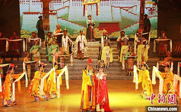 深受藏族民众欢迎的藏戏，距今已有600多年历史，被誉为藏文化的“活化石”，2009年入选联合国教科文组织人类非物质文化遗产代表作名录。10月21日，西藏自治区藏剧团团长班典旺久介绍，历经八年，藏剧团“八大藏戏”数字化舞台化影像资料建设保存工作已经完成六部。图为10月20日，改编传统藏戏《文成公主》首场公演在拉萨圆满落幕。 <a target='_blank' href='http://www.chinanews.com/'><p  align=